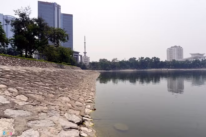 Hồ Thành Công có đường đi xung quanh bờ, được kè đá cẩn thận.