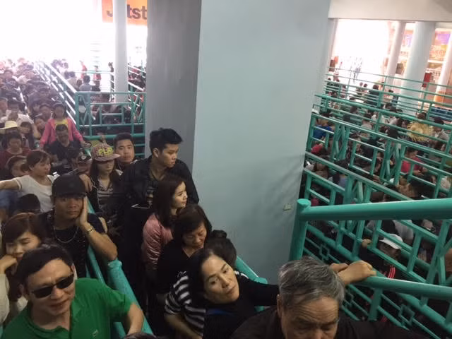 Hàng người mệt mỏi chờ lên cáp treo.
