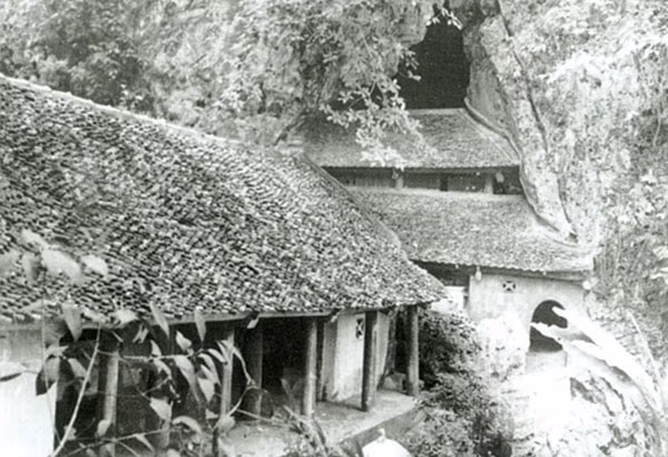 Địa điểm Chủ tịch Hồ Chí Minh thường họp và làm việc ở sài sơn (chùa Thầy). Địa điểm Chủ tịch Hồ Chí Minh thường họp và làm việc ở sài sơn (chùa Thầy).