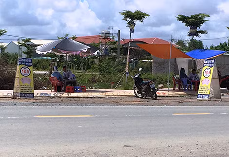 Nhân viên “sale” của các công ty môi giới bất động sản trước các dự án. Nhân viên “sale” của các công ty môi giới bất động sản trước các dự án.