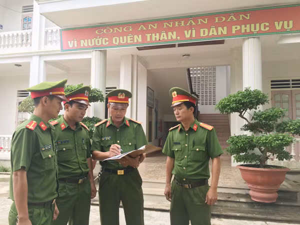 Trung tá Nguyễn Sỹ Chương trao đổi kế hoạch công tác với các cán bộ, chiến sỹ Đội Trinh sát, Trại giam số 3.