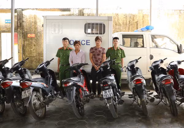 Đối tượng và tang vật tại Công an huyện Hương Sơn.