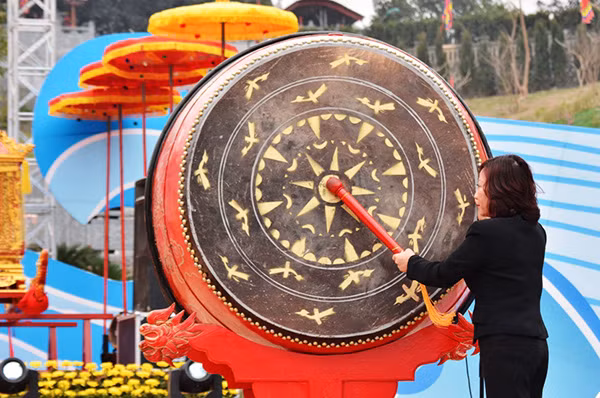 Phó Chủ tịch UBND tỉnh Quảng Ninh đánh trống khai hội.