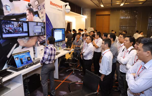 Khách tham dự tìm hiểu các giải pháp kết nối thông minh của Honeywell.