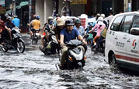 Một số tuyến phố ngập sâu sau những cơn mưa đầu mùa.