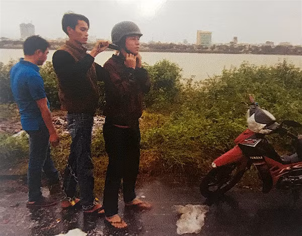 Hung thủ Nguyễn Ngọc Hải thực nghiệm lại quá trình gây án tại hiện trường.