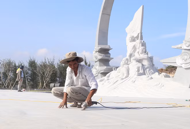 Điểm nhấn khu tưởng niệm có chủ đề "Những người nằm lại phía chân trời" với biểu tượng "Vòng tròn bất tử" của các chiến sĩ Gạc Ma cùng tinh thần bất khuất, dũng cảm của các chiến sĩ Hải quân đã ngã xuống vì biển đảo thiêng liêng của Tổ quốc. Biểu tượng được tạo thành từ hình ảnh 64 chiến sĩ nắm tay nhau quyết tâm bảo vệ lá cờ Tổ quốc, khẳng định chủ quyền của Việt Nam tại đảo Gạc Ma trong trận chiến với hải quân Trung Quốc ngày 14-3-1988.