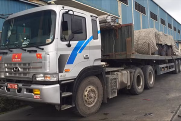 Ảnh xe vi phạm mang biển đỏ chở hàng quá tải đi vào đường cấm bị phát hiện.