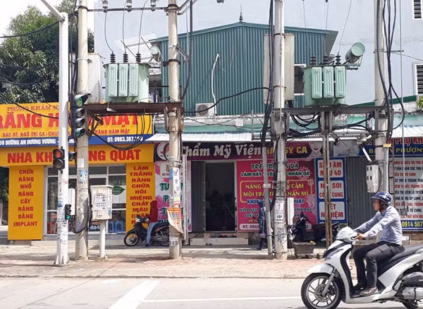 Một cơ sở thẩm mỹ viện nằm dưới trạm biến áp, cạnh ngã tư đèn đỏ ở TP Vinh. Một cơ sở thẩm mỹ viện nằm dưới trạm biến áp, cạnh ngã tư đèn đỏ ở TP Vinh.