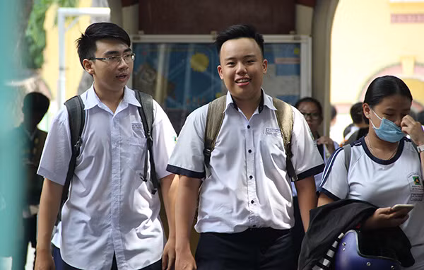 Kì thi THPT Quốc gia 2017 ghi nhận, rất nhiều thí sinh bước ra khỏi phòng thi tuy thấm mệt nhưng ánh mắt tươi vui, phấn khởi.