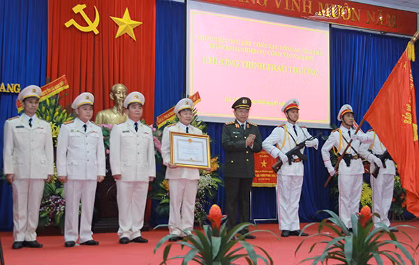 Thừa uỷ quyền của Chủ tịch nước, Bộ trưởng Tô Lâm trao Huân chương Chiến công hạng Nhất cho Phòng PC45 - Công an tỉnh Bắc Giang. Thừa uỷ quyền của Chủ tịch nước, Bộ trưởng Tô Lâm trao Huân chương Chiến công hạng Nhất cho Phòng PC45 - Công an tỉnh Bắc Giang.