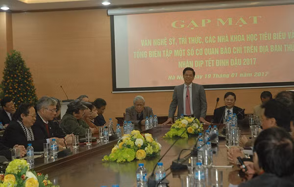 Giám đốc Công an TP Hà Nội Đoàn Duy Khương chúc mừng các đại biểu nhân cuộc gặp mặt.