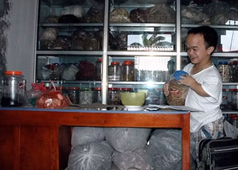 Định giờ đã là một thầy lang mát tay có tiếng ở quê nhà.