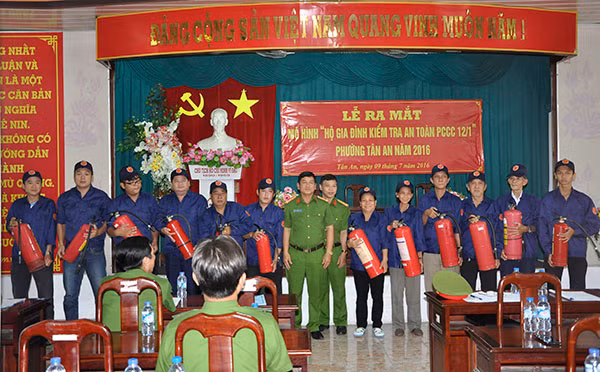 Cảnh sát PCCC TP Cần Thơ ra mắt mô hình 12/1 tại phường Tân An, quận Ninh Kiều.