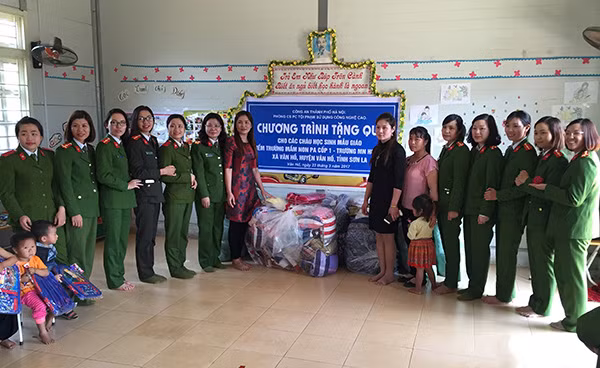 Tặng quà các cháu mẫu giáo đồng bào dân tộc có hoàn cảnh khó khăn tại điểm trường Pa Cốp – Sơn La.