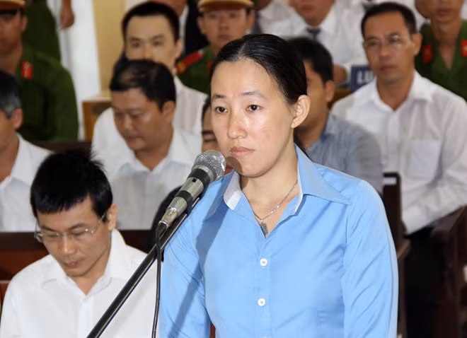 Bị cáo Mẫn (áo sọc, ảnh trên) và bị cáo Phượng tại tòa.
