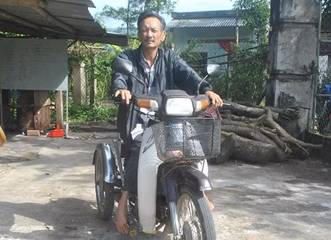 Anh Khiêm sử dụng xe máy 3 bánh để đi lại.