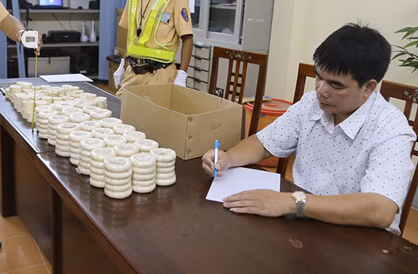 Sầm Viết Cương cùng tang vật.