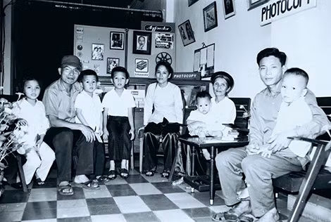 Ông Trần Văn Lai (người đội mũ) đoàn tụ bên gia đình sau ngày giải phóng miền Nam thống nhất đất nước.