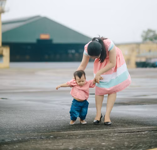 Phút con ra đời tuy không có mặt cha/ Nhưng khuôn mặt con in hình cha ở đó/ Cũng nụ cười, đôi mắt hiền như thỏ/ Trong giấc con cười mẹ tưởng bóng hình cha...