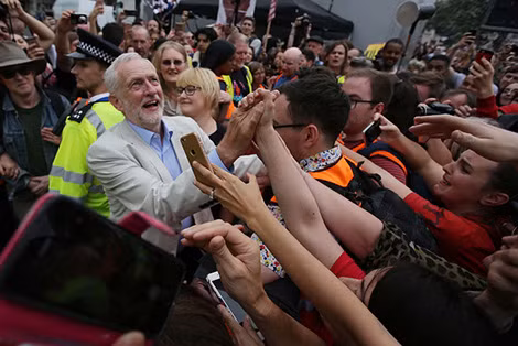 Lãnh đạo phe đối lập Jeremy Corbyn tham gia biểu tình tại London. Ảnh: Concept News Central.