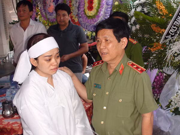 Thứ trưởng Nguyễn Văn Sơn chia buồn sâu sắc với người thân của Thiếu tá Lê Quang Minh. Thứ trưởng Nguyễn Văn Sơn chia buồn sâu sắc với người thân của Thiếu tá Lê Quang Minh.