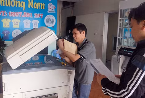 Hiền vui vẻ trò chuyện với khách hàng đến photo.