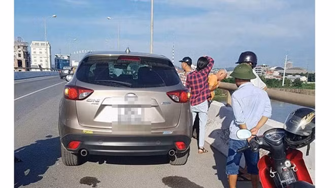 Xe ô tô của nạn nhân để lại trên cầu.