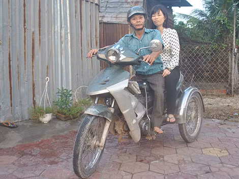 Mỗi sáng, anh Quý dậy sớm chở vợ đi làm rồi mới đến nơi làm việc.