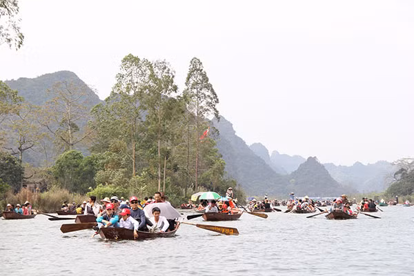 Năm nay, Ban tổ chức yêu cầu các chủ thuyền, đò phải đăng ký biển, có phao cứu sinh cho khách và giỏ đựng rác. Năm nay, Ban tổ chức yêu cầu các chủ thuyền, đò phải đăng ký biển, có phao cứu sinh cho khách và giỏ đựng rác.