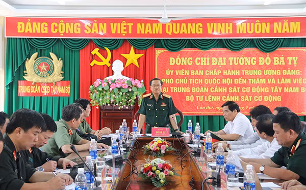 Phó Chủ tịch Quốc hội Đỗ Bá Tỵ phát biểu tại buổi làm việc.