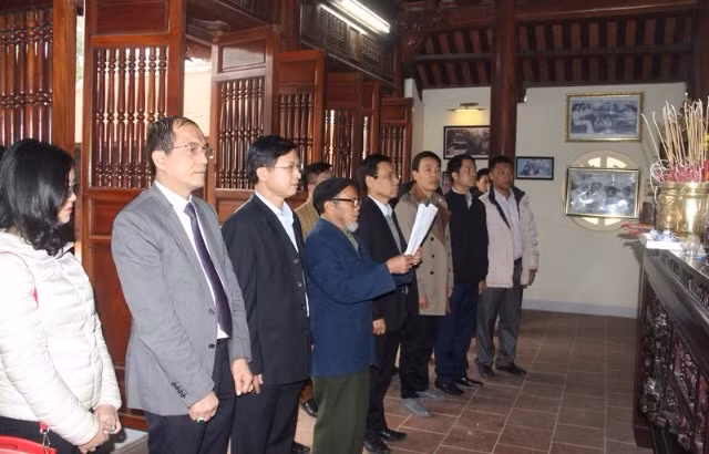 Trung tướng Trần Minh Thư và cán bộ, chiến sĩ Tạp chí Khoa học và Chiến lược thắp hương tưởng nhớ cố Bộ trưởng Trần Quốc Hoàn tại Nhà Tưởng niệm ở Nam Trung, Nam Đàn, Nghệ An.