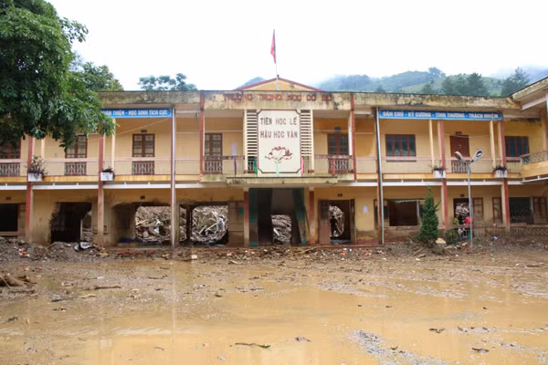Trường Tiểu học và Trung học có sở thị trấn Mù Cang Chải tan hoang sau trận lũ.
