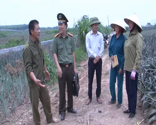 Công an huyện Yên Định xuống tận các hộ trồng dứa để tuyên truyền, vận động nhân dân chấp hành pháp luật.