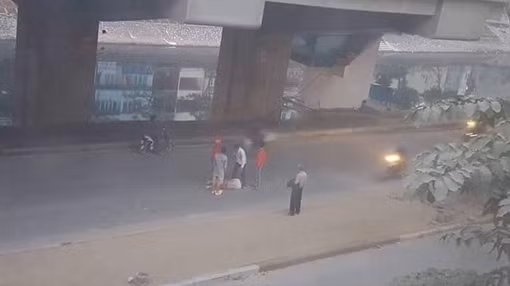 Người đàn ông rơi từ nhà ga đường sắt trên cao xuống đường
