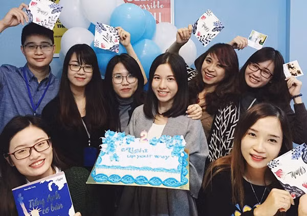 Kiều Trang (thứ tư từ phải sang) và các học viên. Kiều Trang (thứ tư từ phải sang) và các học viên.