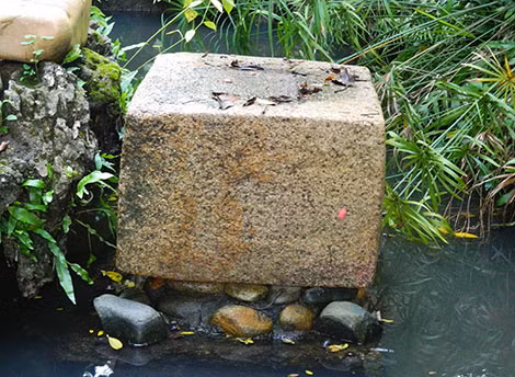 Hòn đá được cho là có “điện” ở chùa Hương Quang.
