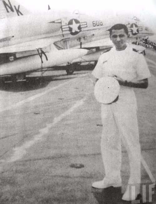Everett Akvarez trên tàu sân bay năm 1964, trước khi bị bắn rơi tại Quảng Ninh. Everett Akvarez trên tàu sân bay năm 1964, trước khi bị bắn rơi tại Quảng Ninh.