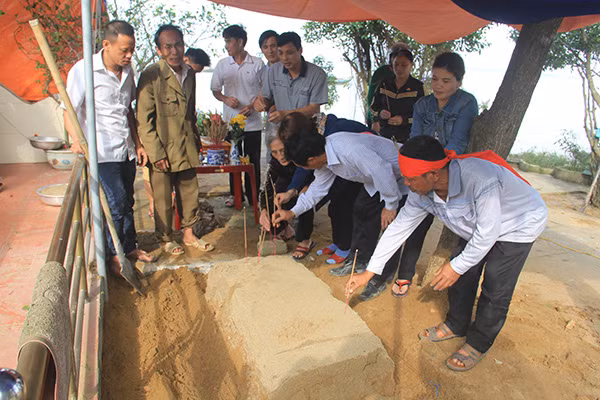 Ngư dân xóm Xuân Lộc thắp hương tại mộ Cá Ông.