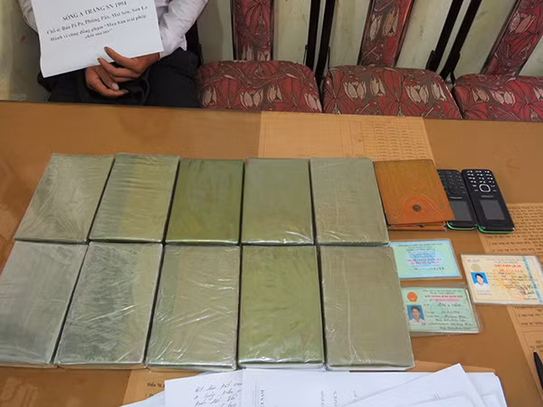 Đối tượng và tang vật tại cơ quan Công an.