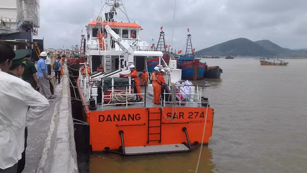 Ngay sau đó, xe cứu thương đã chở thi thể về bệnh viện để làm thủ tục nhận dạng.