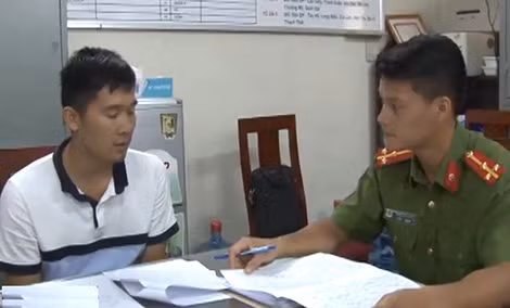 Điều tra viên Đội 9 lấy lời khai đối tượng Lê Anh Tuấn.