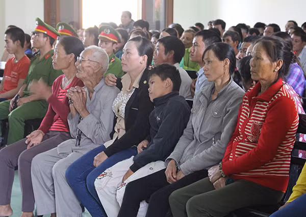 Nhiều người dân tham dự phiên tòa.