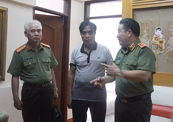 Thứ trưởng Bùi Văn Thành đến thăm một gia đình trong công tác đảm bảo PCCC. Thứ trưởng Bùi Văn Thành đến thăm một gia đình trong công tác đảm bảo PCCC.
