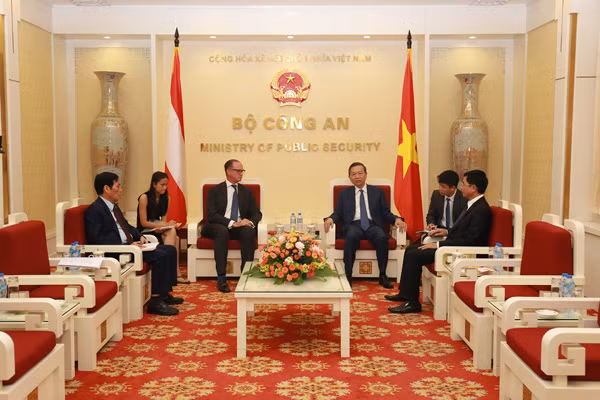 Toàn cảnh buổi tiếp Đại sứ Thomas Loidl. Toàn cảnh buổi tiếp Đại sứ Thomas Loidl.