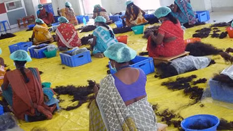 Công nhân nữ đang làm việc với “tóc đền” trong một xưởng ở thành phố Chennai thuộc bang Tamil Nadu miền nam Ấn Độ để sau đó xuất khẩu đến phương Tây.