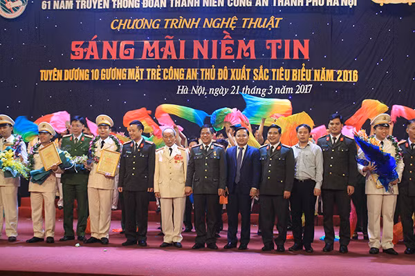 Thiếu tướng Đoàn Duy Khương cùng các đại biểu và 10 gương mặt trẻ tiêu biểu xuất sắc Công an Thủ đô năm 2016.