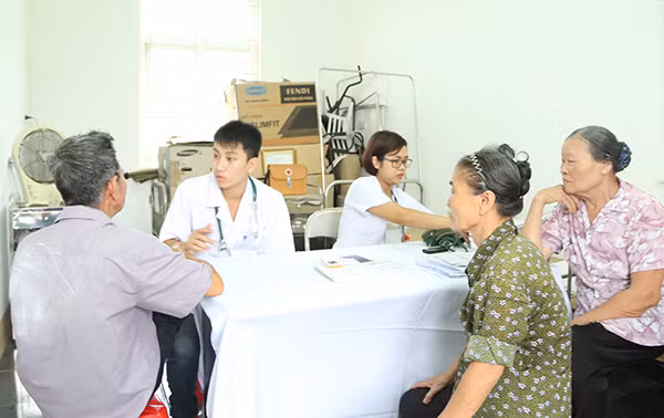 Các thầy thuốc Công an thăm khám bệnh cho người dân.