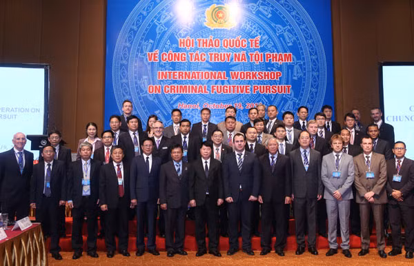 Thượng tướng Bùi Văn Nam, Thứ trưởng Bộ Công an với các đại biểu tham dự Hội thảo.