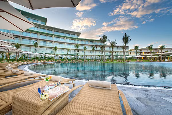 Khách du lịch sử dụng dịch vụ lưu trú tại FLC Luxury Hotel Sầm Sơn và FLC Luxury Resort Sầm Sơn sẽ được thụ hưởng toàn bộ các tiện ích 5 sao của quần thể như bể bơi nước mặn ngoài trời lớn nhất Việt Nam, hệ thống 152 bể bơi trên toàn resort…